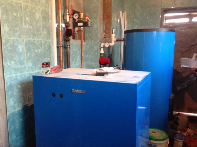 Основная система отопления на основе напольного газового котла Будерус