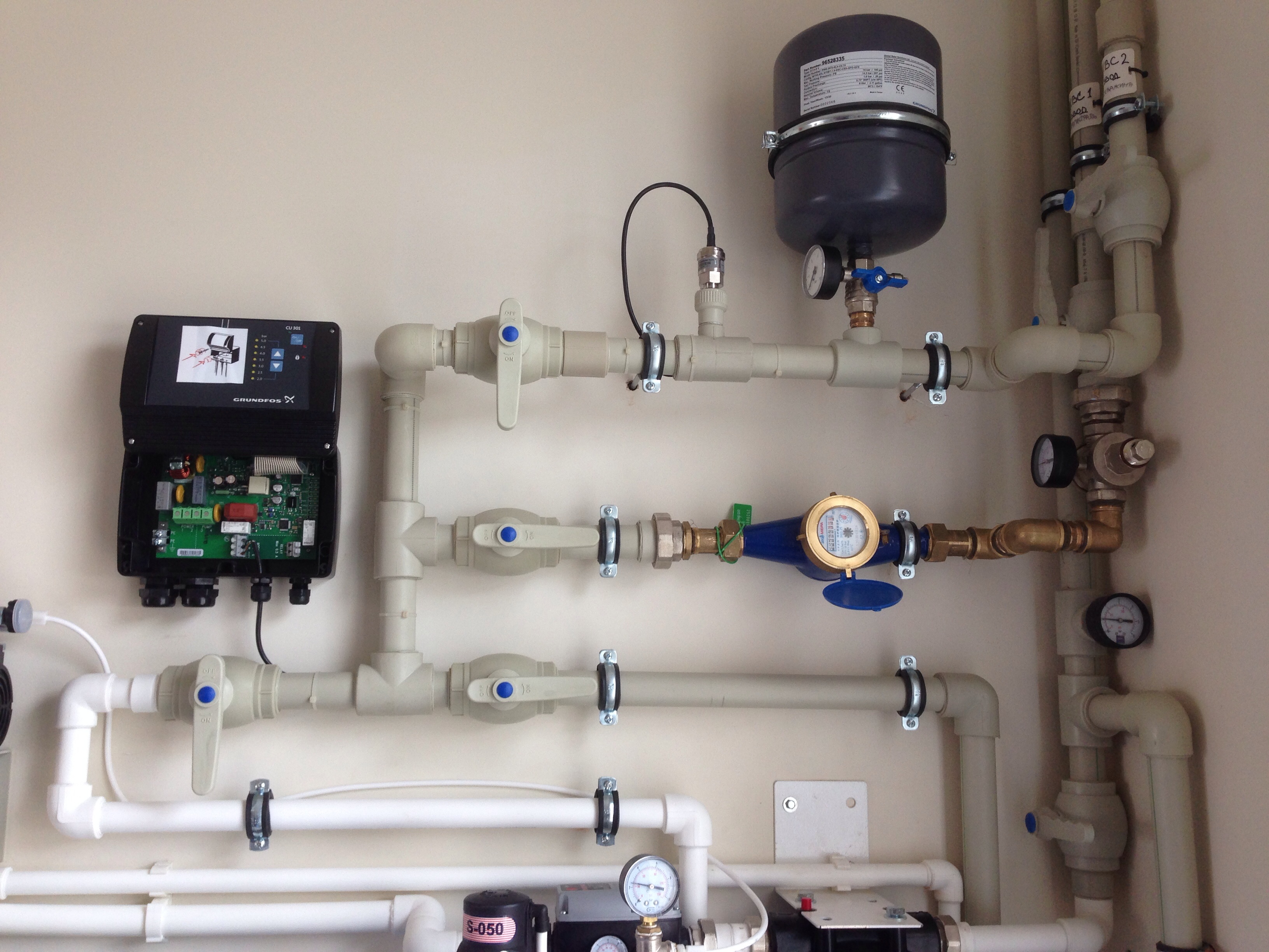 Разводка системы водоснабжения, контроллер управления насосом Grundfos, водосчетчик, расширительный бак Reflex